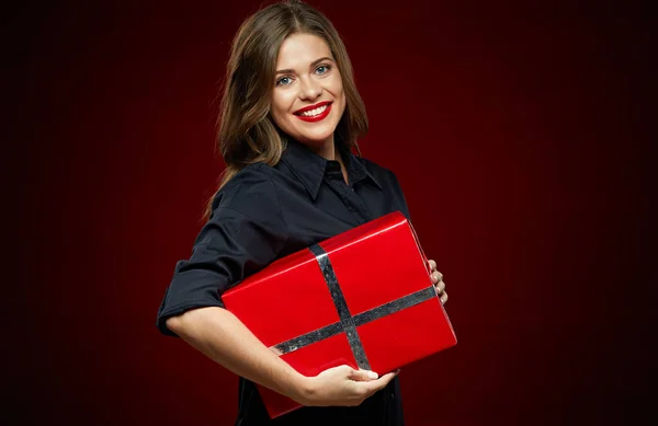赤いギフト ボックスを保持している歯で笑顔の女性. — ストック写真