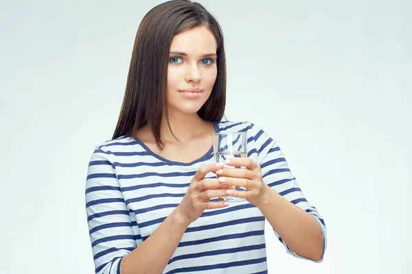 Bella Sorridente Giovane Donna Che Tiene Vetro Acqua Isolato Sfondo — Foto Stock