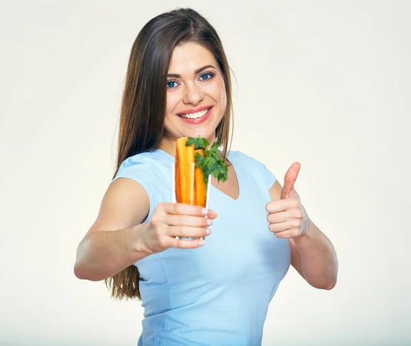 Улыбающаяся Женщина Держит Стекло Морковью Показывает Большой Палец Вверх — стоковое фото