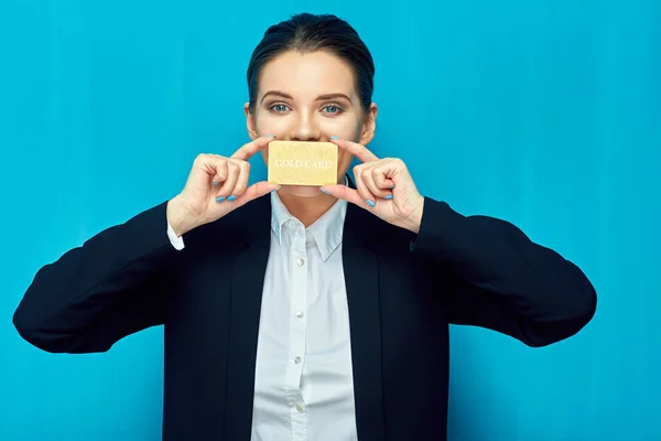 Mujer Joven Sosteniendo Tarjeta Crédito Contra Boca Fondo Azul Pared — Foto de Stock