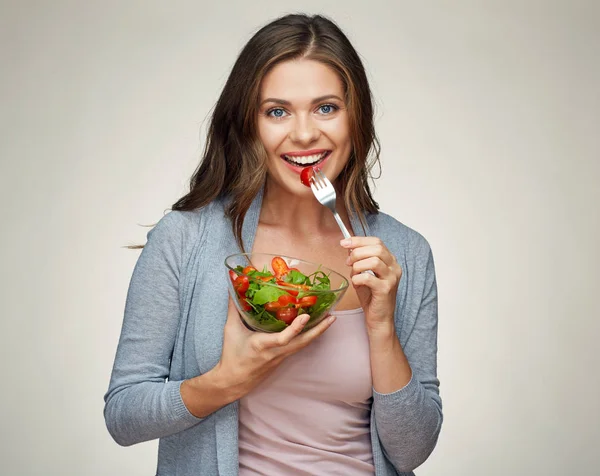 ベージュ色の背景 健康食品のコンセプトでサラダを食べる若い女性の肖像画 — ストック写真