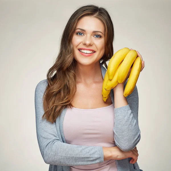 Ritratto Donna Sorridente Che Tiene Mano Banane Mature — Foto Stock