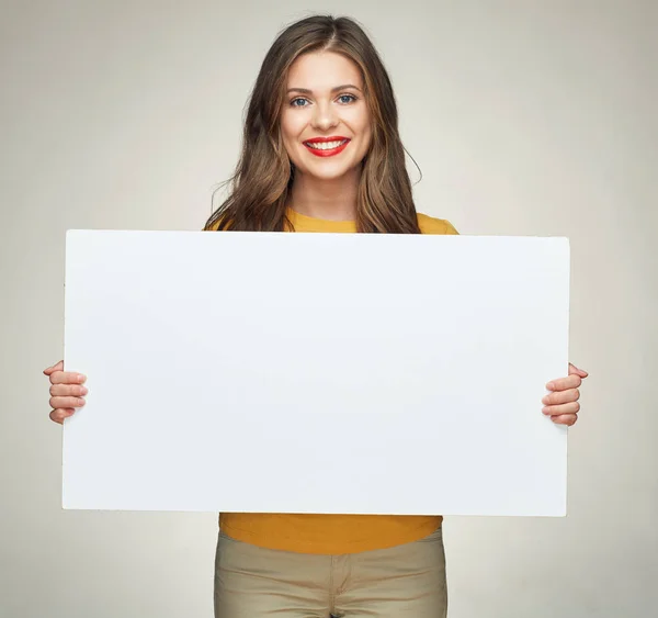 Vrouw bedrijf witte reclamebanner — Stockfoto