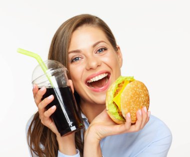 Beyaz arka plan üzerinde izole cola cam ile Burger tutan mutlu kadın 
