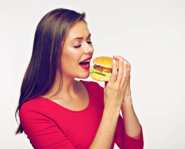 gülümseyen kadın Burger ısırma kırmızı elbise 
