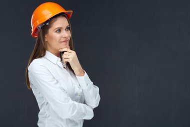 beyaz gömlek ve turuncu kask dalgın işkadını mühendis Oluşturucu 