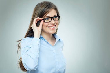 açık renkli gözlük gülümseyen kadın