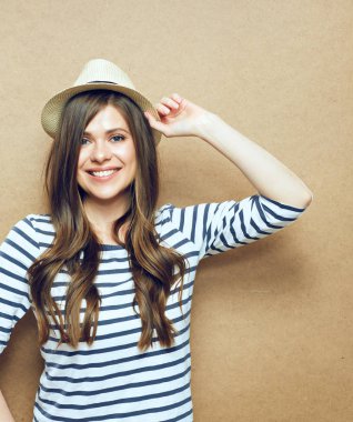 hipster şapka giyen gülümseyen kadın portresi 