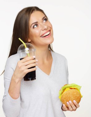 Burger cola cam ile ışık arka plan üzerinde tutan mutlu kadın 