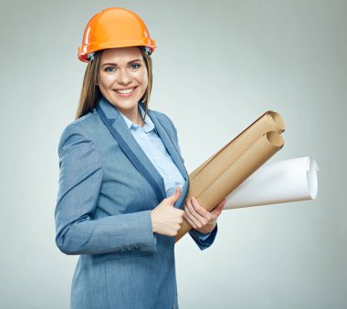 takım elbise ve kağıt blueprint tutarak ve başparmak gösterilmesini kask gülümseyen kadın mimar 