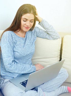 gülümseyen kadın kanepede oturan ve laptop ile çalışma