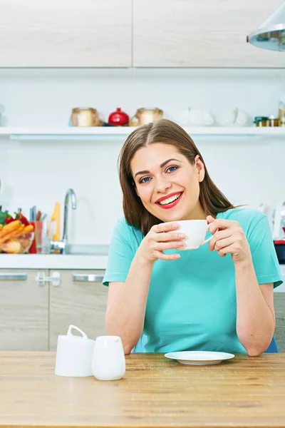 Glimlachend Mooie Casual Geklede Vrouw Drinken Koffie Keuken Thuis — Stockfoto