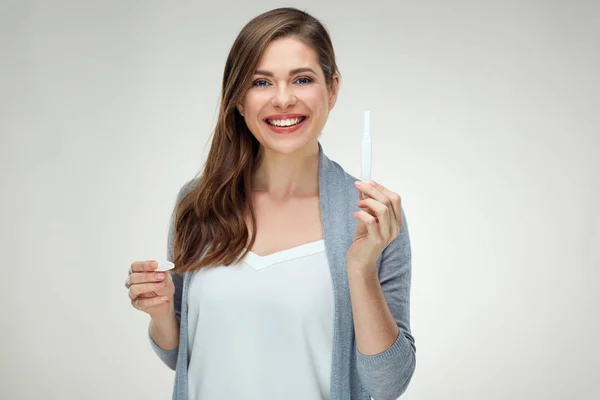 Glücklich Lächelnde Schwangere Frau Mit Schwangerschaftstest — Stockfoto