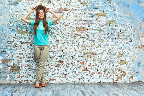 Mulher Com Chapéu Posando Fundo Parede Tijolo — Fotografia de Stock