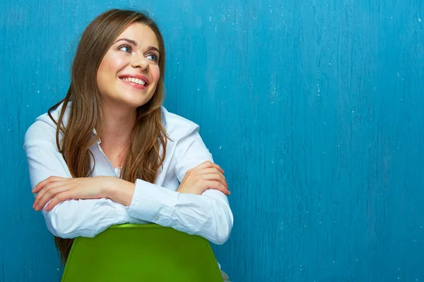 Mujer Sonriente Sentada Silla Verde Sobre Fondo Azul —  Fotos de Stock