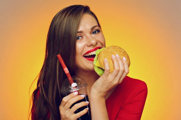 Gelukkige Vrouw Rode Jurk Bedrijf Hamburger Met Cola Glas Gele — Stockfoto