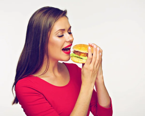 Lachende Vrouw Draagt Rode Jurk Bijten Hamburger — Stockfoto