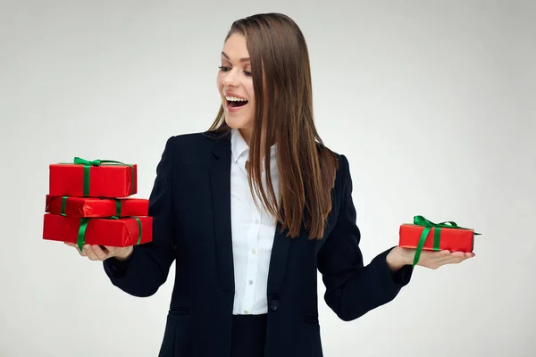 Lächelnde Geschäftsfrau Schwarzen Anzug Mit Einem Stapel Kleiner Geschenkboxen — Stockfoto