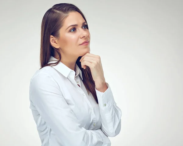 Denken Zakenvrouw Met Lange Haren Poseren Geïsoleerde Studio Achtergrond — Stockfoto