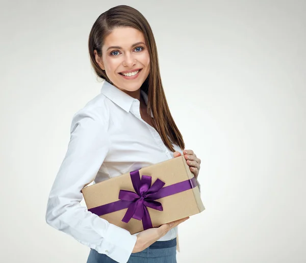 Mujer Feliz Sosteniendo Caja Regalo Papel Con Cinta Violeta —  Fotos de Stock