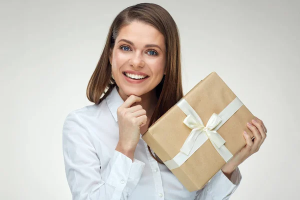 Feliz Mujer Negocios Camisa Sosteniendo Caja Regalo Papel Con Cinta —  Fotos de Stock