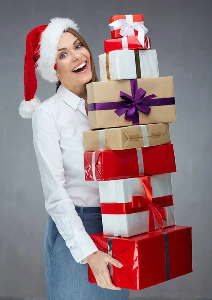 Zakenvrouw Dragen Kerstmuts Stapel Kerst Geschenkdozen Houden — Stockfoto