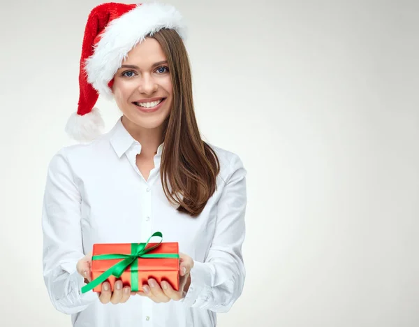 Geschäftsfrau Mit Weihnachtsmütze Hält Weihnachtsgeschenkbox Der Hand — Stockfoto