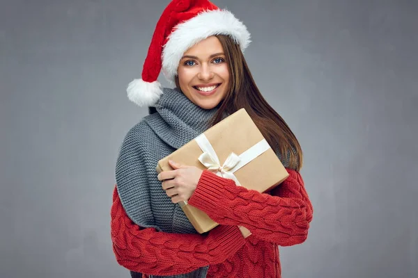 Szczęśliwa Kobieta Noszenie Swetra Santa Hat Trzyma Prezent Boże Narodzenie — Zdjęcie stockowe