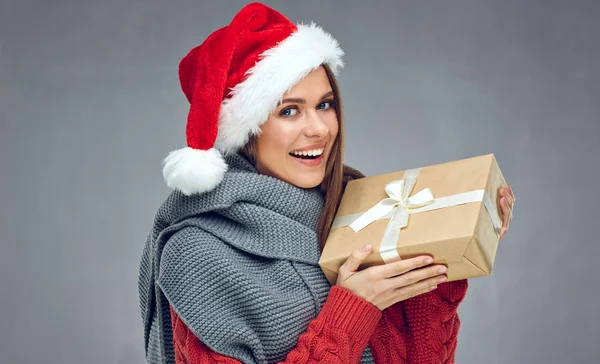 Ευτυχισμένη Γυναίκα Φοράει Πλεκτό Πουλόβερ Και Καπέλο Santa Κρατώντας Δώρο — Φωτογραφία Αρχείου