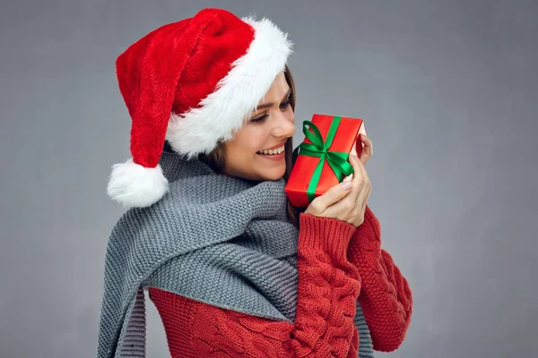 Lachende Vrouw Kerstmuts Warme Kleren Met Sjaal Houden Gift Van — Stockfoto