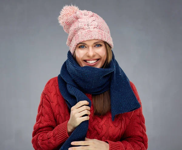 Närbild face porträtt av toothy leende ung kvinna som bär röd — Stockfoto