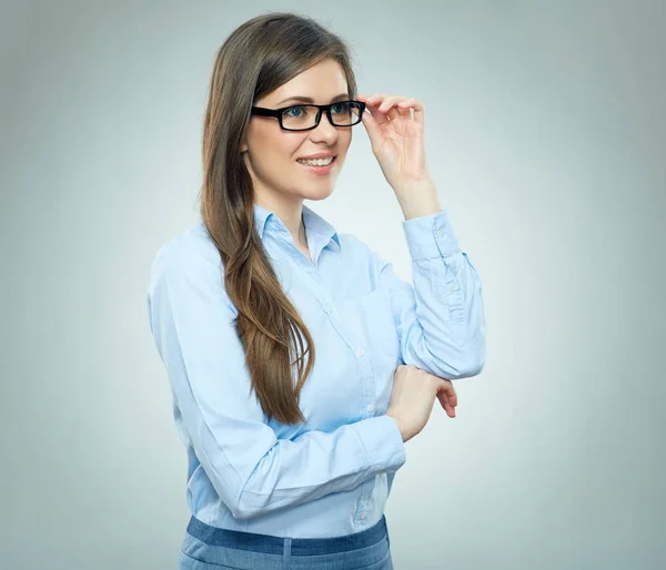 Mujer Sonriente Con Gafas Sobre Fondo Claro —  Fotos de Stock