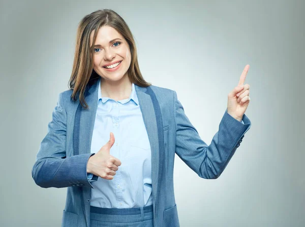 Hermosa Mujer Negocios Traje Negocios Azul Mostrando Pulgar Hacia Arriba —  Fotos de Stock