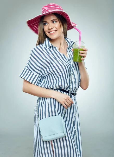 Donna Sorridente Vestita Stile Estivo Con Vetro Con Succo Frutta — Foto Stock