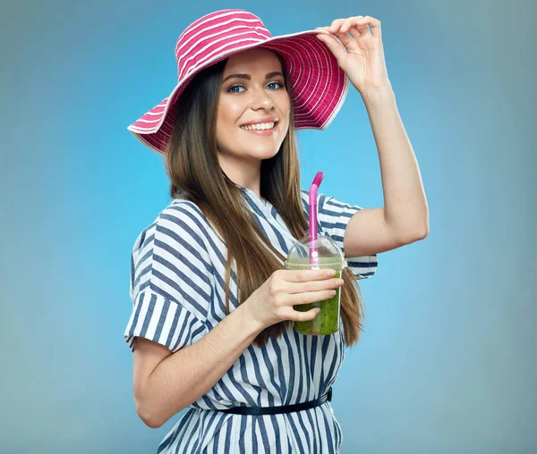 Mulher Sorridente Grande Chapéu Verão Segurando Bebida Desintoxicação — Fotografia de Stock