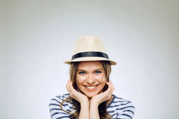 Retrato Mujer Sonriente Con Sombrero Hipster Tocando Cara — Foto de Stock