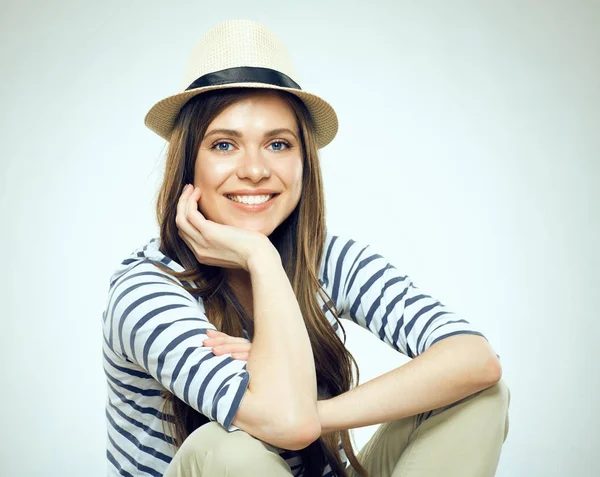 Retrato Estilo Beleza Mulher Sorridente Usando Chapéu Tocando Rosto — Fotografia de Stock
