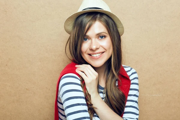 ベージュ色の背景に帽子 縞模様のシャツを着て笑顔の若い女性の肖像画 — ストック写真