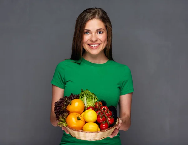 Vrouw met rieten mand met fruit — Stockfoto