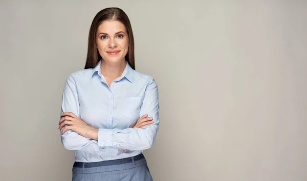 Retrato Una Mujer Negocios Sonriente Posando Con Los Brazos Cruzados — Foto de Stock