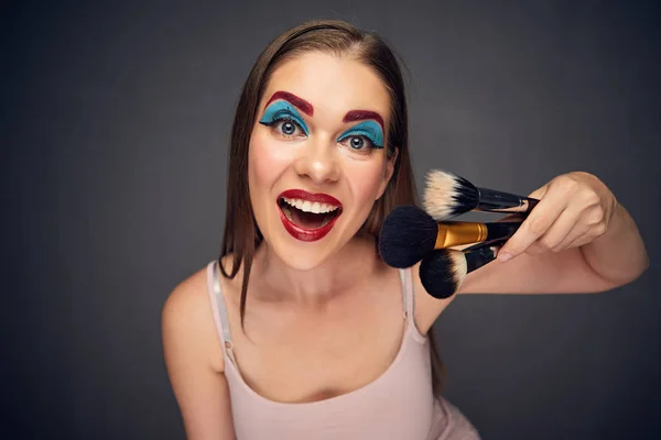 Loco Maquillaje Artista Con Payaso Peor Maquillaje Celebración Cepillos Mujer — Foto de Stock