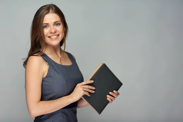 Schöne Lehrerin Frau Hält Buch Und Posiert Auf Grauem Hintergrund — Stockfoto