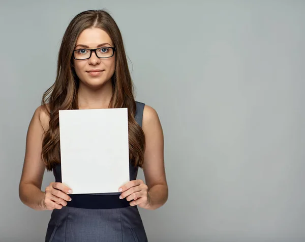 Kvinna iklädd grå klänning holding vit skylt styrelse — Stockfoto