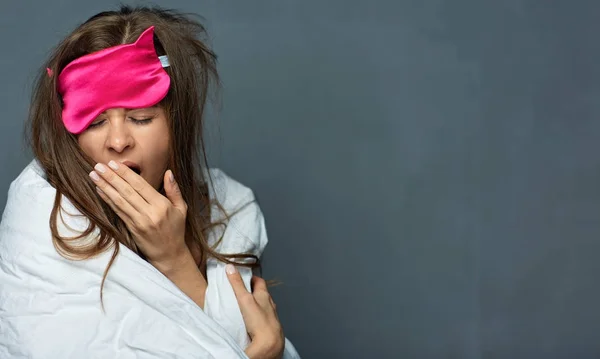 Mulher Atraente Com Cobertor Olhos Vendados Máscara Para Dormir Fundo — Fotografia de Stock