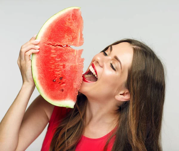 Lächelnde Frau Mit Roten Lippen Die Wassermelone Isst — Stockfoto