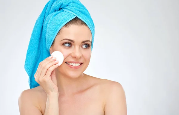 Mujer Atractiva Sonriente Toallas Azules Usando Almohadilla Algodón Para Limpieza Fotos de stock