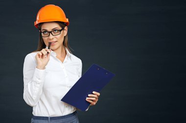 Siyah arka plan üzerine düşünme kadın Oluşturucu. 