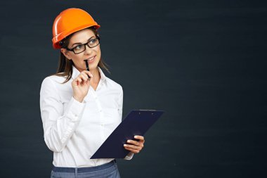 Pano siyah arka plan üzerine yazma turuncu koruyucu kask içinde gülümseyen kadın