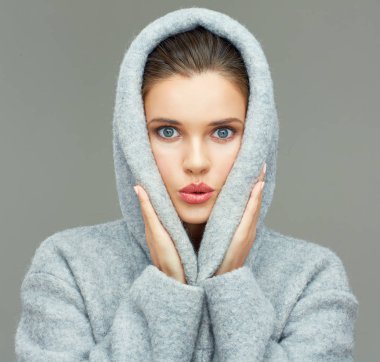 Kat hood sirprising giyen genç kadın.