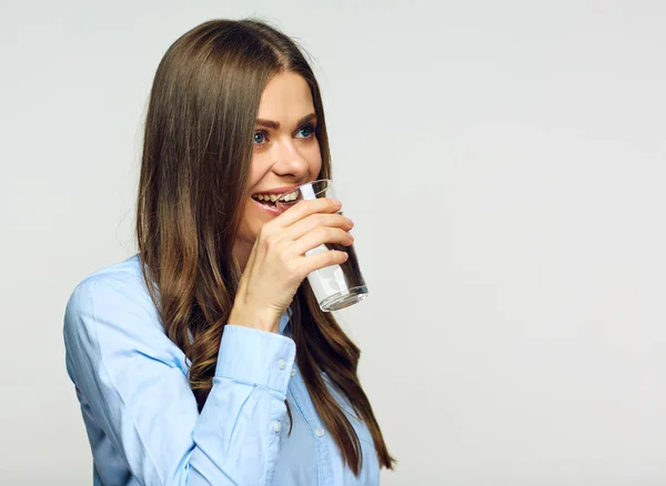 Porträt Einer Geschäftsfrau Die Wasserglas Auf Hellem Hintergrund Trinkt — Stockfoto